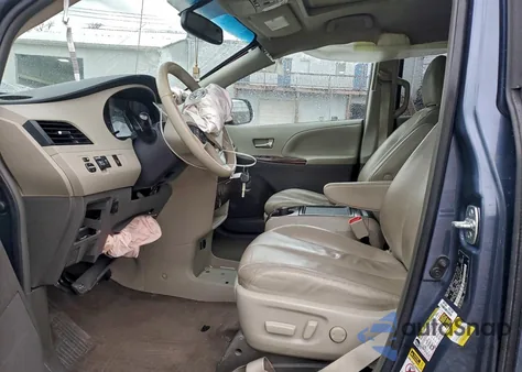 2014 Toyota Sienna Xle z USA, uszkodzony, nr VIN 5TDYK3DCXES499252